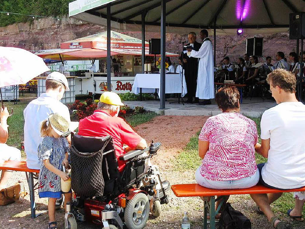 Mit einem kumenischen Gottesdienst – geleitet von Pfarrer Innocent Ezewoko und Pfarrer Botho Jenne - wurde der Festsonntag begonnen.
