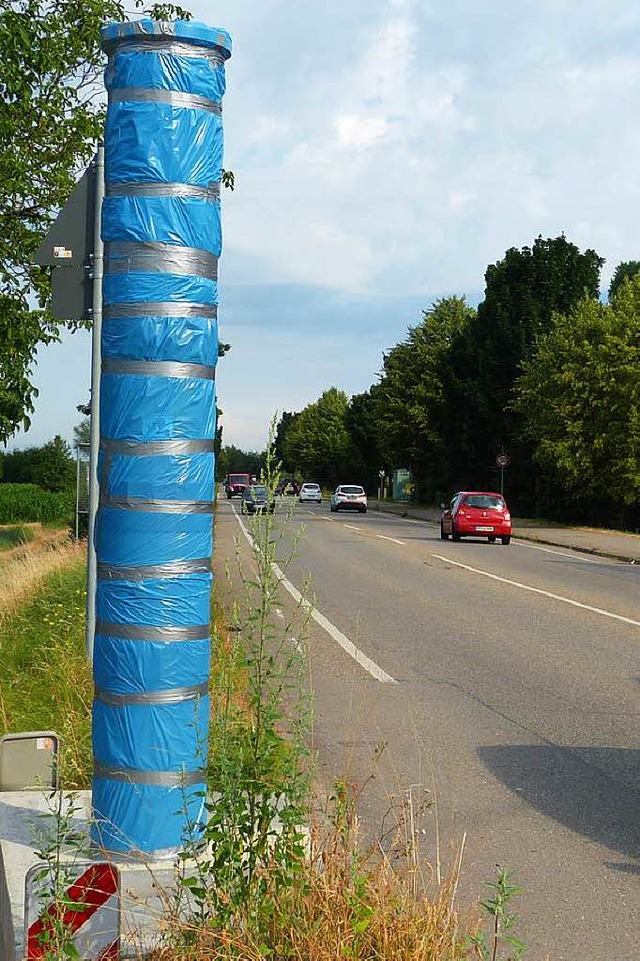 Die beschädigte Blitzersäule in Köndringen, aufgenommen Anfang Juli. | Foto: Aribert Rüssel Die beschädigte Blitzersäule in Köndringen, aufgenommen Anfang Juli. | Foto: Aribert Rüssel