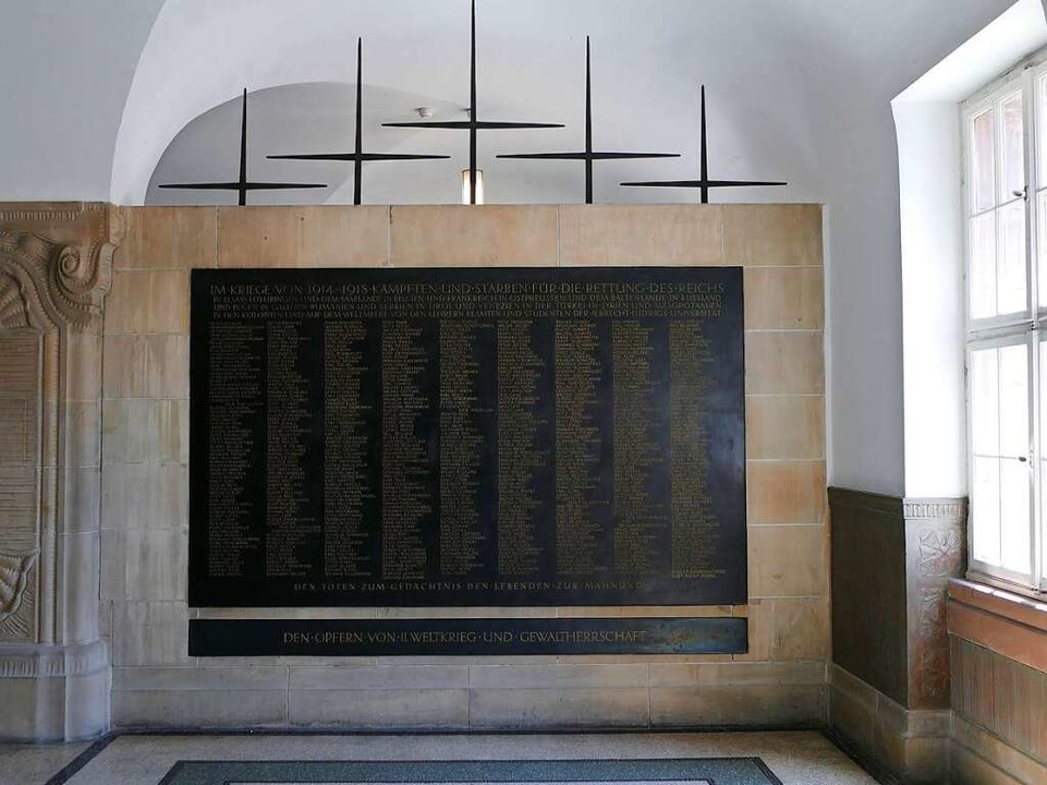 Die Gedenksttte direkt dahinter erinn...tisch ist die Inschrift auf der Tafel.  | Foto: Joshua Kocher