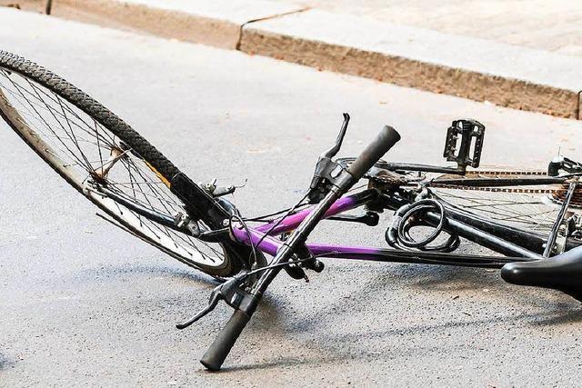 Unbekannter beklaut bewusstlosen 18-Jhrigen, der vom Fahrrad gestrzt war