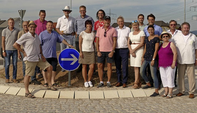 Lebende Kreiselkunst: Zum Gruppenfoto ...weihungszeremonie auf der Mittelinsel.  | Foto: Klaus Fischer