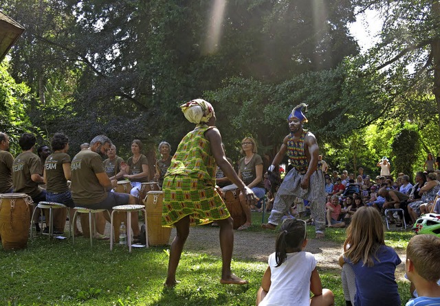 Trommel und Tanz mit Raphael Kofi und seiner Afrika-Schule im Stadtgarten  | Foto: Georg Vo