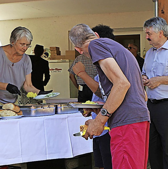 Der Frderverein servierte Mittagessen bei der 25-Jahr-Feier von Haus Michael.   | Foto: Helmut Hassler