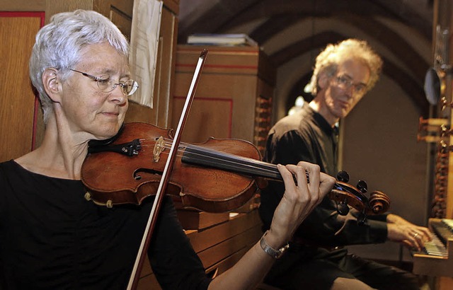 Ines Then-Bergh an der Violine und Jrn Bartels an der Orgel  | Foto: Heidi Fssel