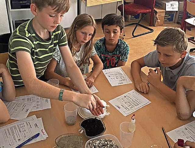 <BZ-FotoAnlauf>GSGrunern-Wettelbrunn: ...ler strzten sich in die Experimente.   | Foto: Schule