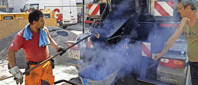 230 Grad heier Asphalt wird auch an hitzigen Sommertagen verarbeitet.   | Foto: Kamera 24