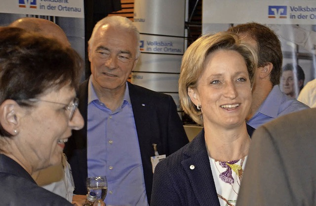 Wirtschaftsministerin Nicole Hoffmeister-Kraut im Gesprch mit Besuchern   | Foto: Hubert Rderer