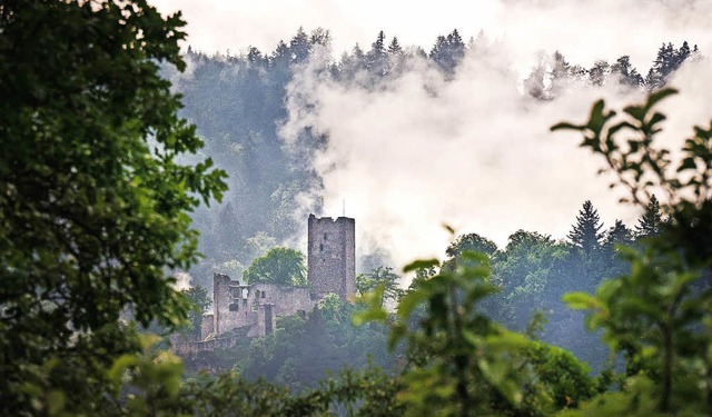 Die Kastelburg wirkt in aufsteigenden Wolken sehr geheimnisvoll.   | Foto: Alexander Ratzing