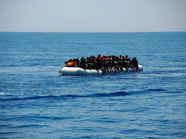 Die Seenotrettung im Mittelmeer ist er...infahrt in seine Hfen verweigert hat.  | Foto: dpa