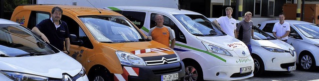 Zu fnft:  Karl-Heinz Peter, Michael T...lotte der E-Autos der Gemeinde Murg.    | Foto: Reinhard Herbrig