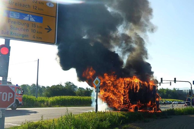 Der Laster brannte vllig aus.  | Foto: Polizei