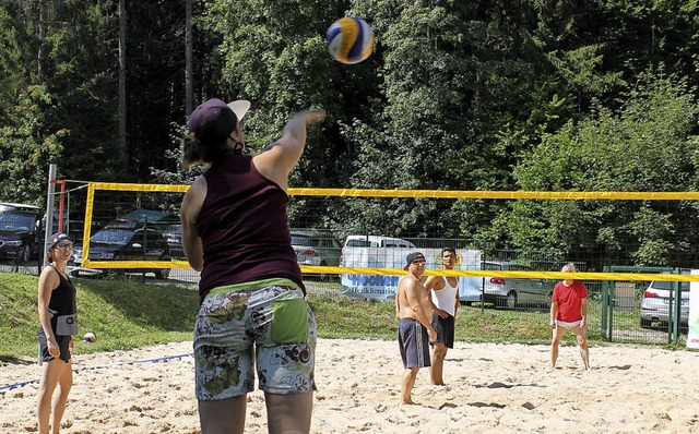 Zehn Teams traten beim Beachvolleyball...dfreibad am Sonntag gegeneinander an.   | Foto: Cornelia Liebwein