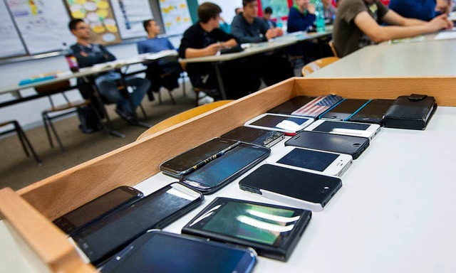 Frher wurden Briefchen durch die Bank...chulen Handys im Unterricht oft tabu.   | Foto: dpa