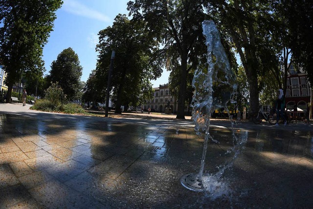 Der Hebelpark leidet unter Trockenstre...rund ums Wasserspiel ist er eine Oase.  | Foto: Jonas Hirt