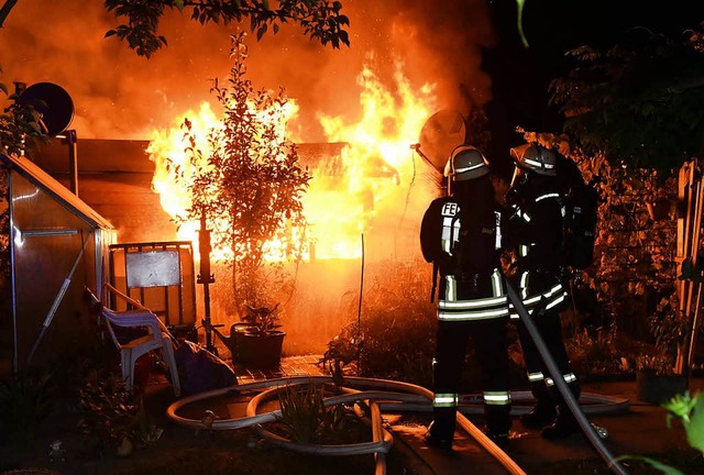 Die Feuerwehr im Einsatz  | Foto: Wolfgang Knstle