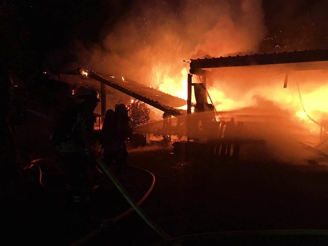 Feuerwehreinsatz in den Morgenstunden ...mittelt die Kripo wegen Brandstiftung. 