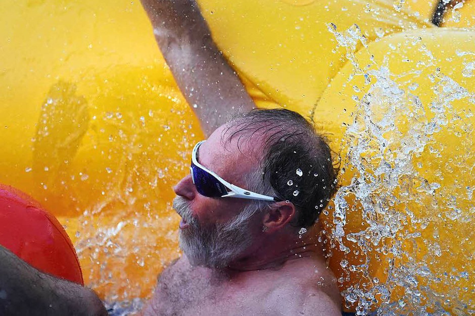 Eindrücke von der Wasserrutsche in der Basler Innenstadt (Foto: Jonas Hirt) Eindrücke von der Wasserrutsche in der Basler Innenstadt (Foto: Jonas Hirt)
