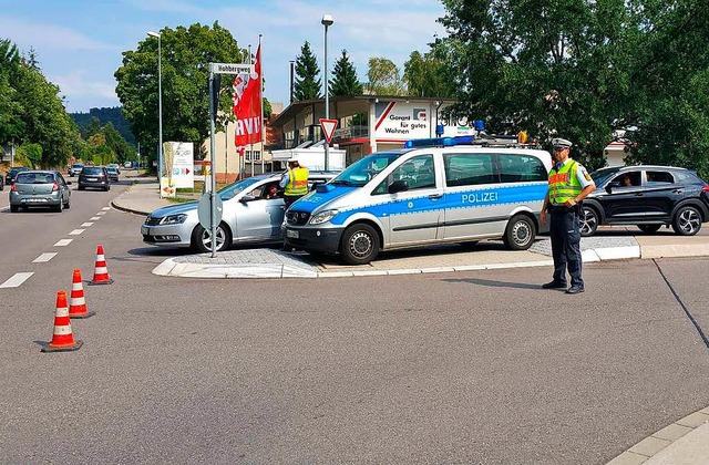 Die Polizei sperrt das Gebiet  rund um den Fundort ab.  | Foto: Wolfgang Knstle 