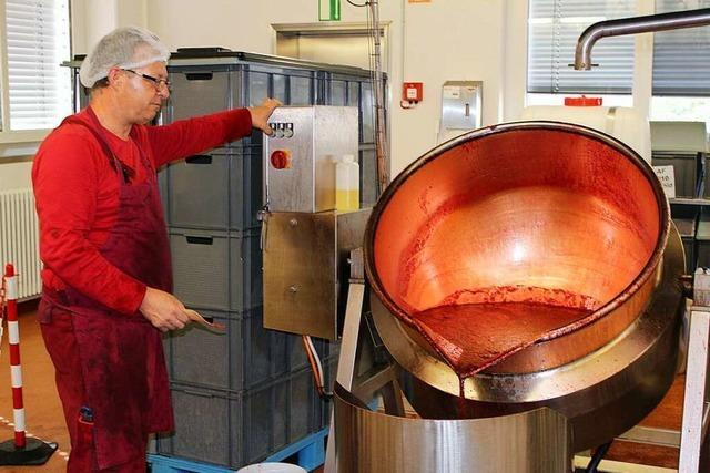 Wie Schwarzwald-Marmelade im Kupferkessel gekocht wird