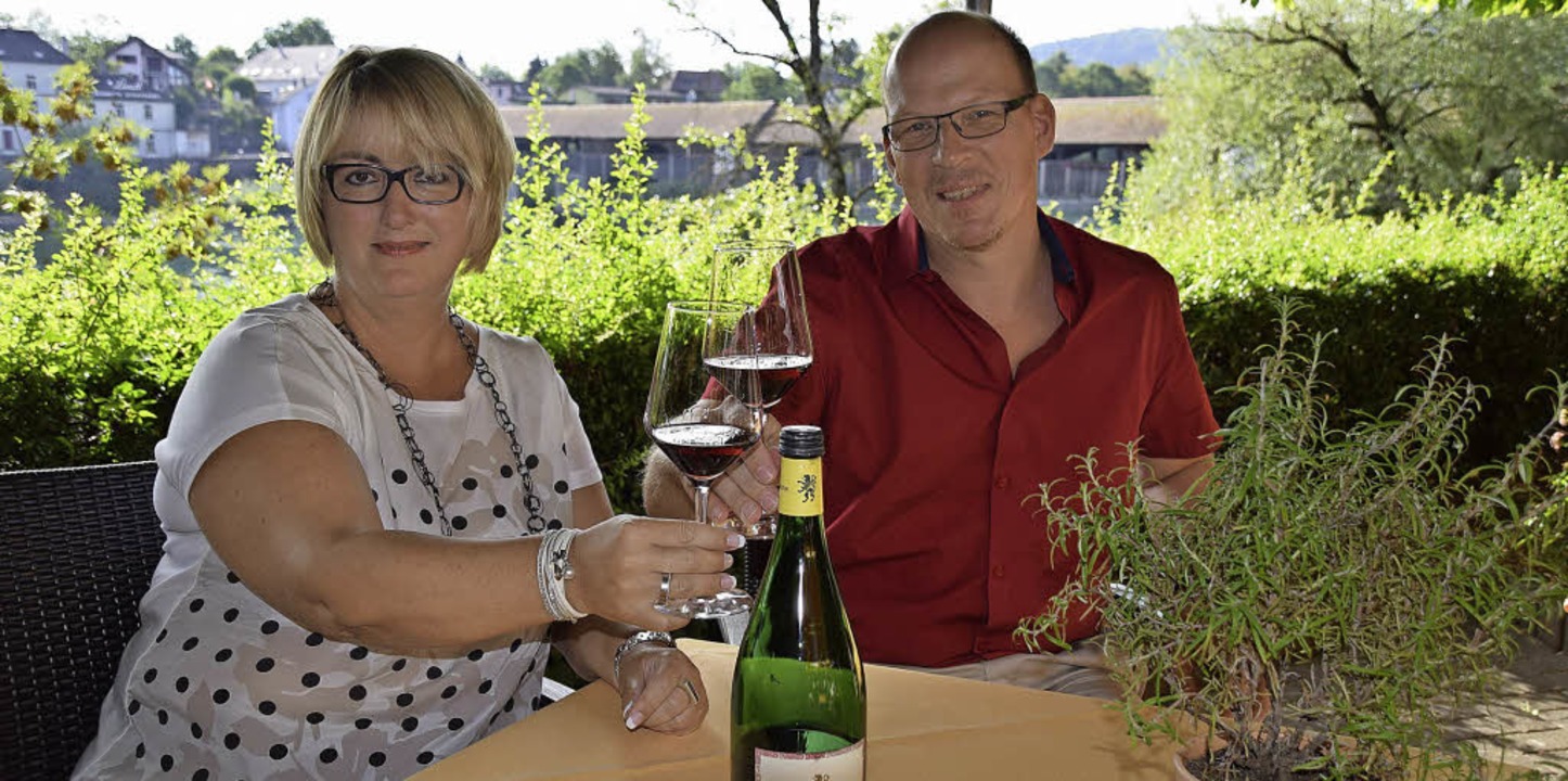 Elisabeth Vogt von Pro Bad Sckingen u...h auf die Symbiose aus Mode und Wein.   | Foto: Hildegard Siebold