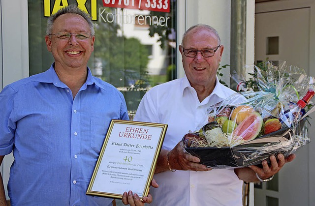 Inhaber Gregor Dbele (links) dankte K...ylla fr seine langjhrige Mitarbeit.   | Foto: Gerd Leutenecker