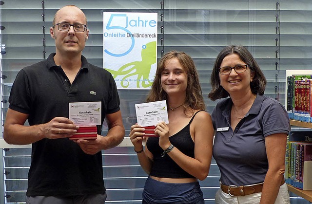 Die Gewinner des Onleihe-Jubilums-Gew...ka Schweizer (Mitte) und Ella Martins.  | Foto: Privat/Jutta Geiger