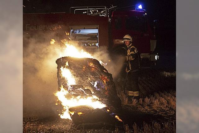 Feuerwehr lscht Strohbrand