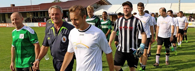 Aufs Spielfeld gingen die Mannschaften...iedsrichter war Thomas Meier (2.v.l.).  | Foto: Helmut Hassler