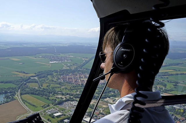 Herr der Lfte: Der Pilot von Heli Traveaux steuert Neuf-Brisach an.   | Foto: Julius Steckmeister