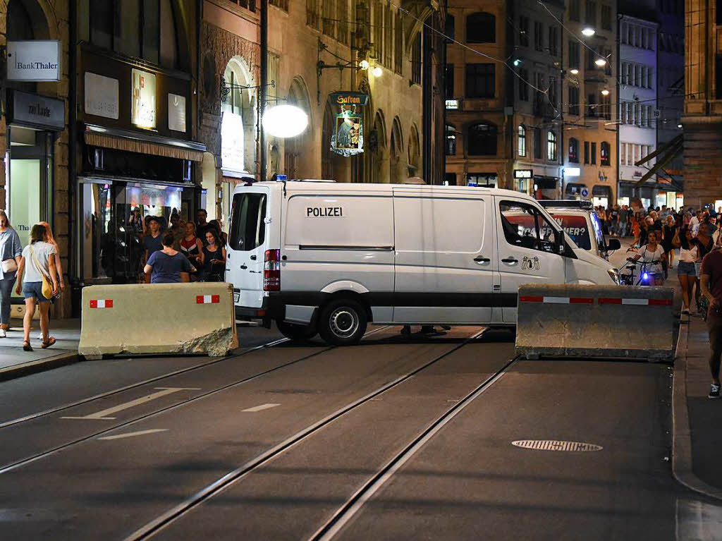 Betonabsperrungen und ein Polizeitransporter als mobile Blockade