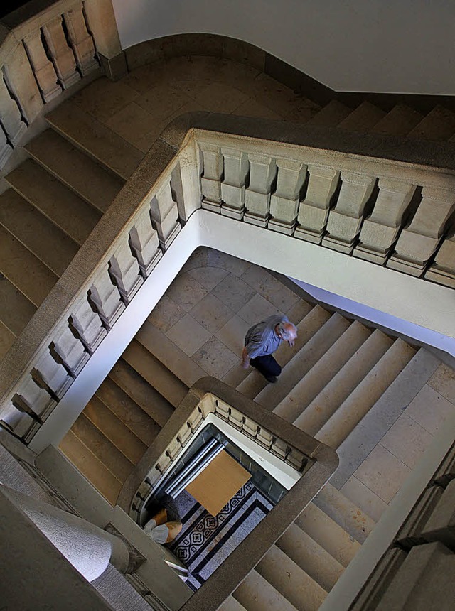 Im blauen Rathaus ist Treppensteigen a...ierefreiheit ist nichts gewhrleistet.  | Foto: Guy Simon