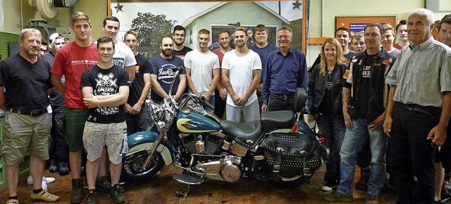 Lehrer und Schler der  Gewerbeschule ...rma Motorrad Mattheis  gespendet hat.   | Foto: Privat