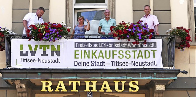 Auch am Rathaus  wird offensiv fr die...n und Brgermeister Armin Hinterseh.    | Foto: Peter Stellmach