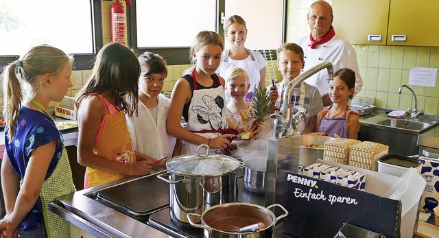 Die Kinder lernten so einiges beim Kochkurs mit Dietmar Hierholzer.   | Foto: Victoria Langelott