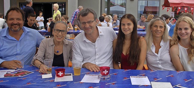 Gemeinsam feiern am 1. August: Peter S...a und Ehefrau Corinna und Sina Brgi    | Foto: Petra Wunderle