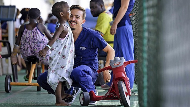 Jonas Kaufmann aus Bahlingen mit einem... ehrenamtlichen Einsatzes in Kamerun.   | Foto: Mercy Ships/ Saul Loubassa Bighonda
