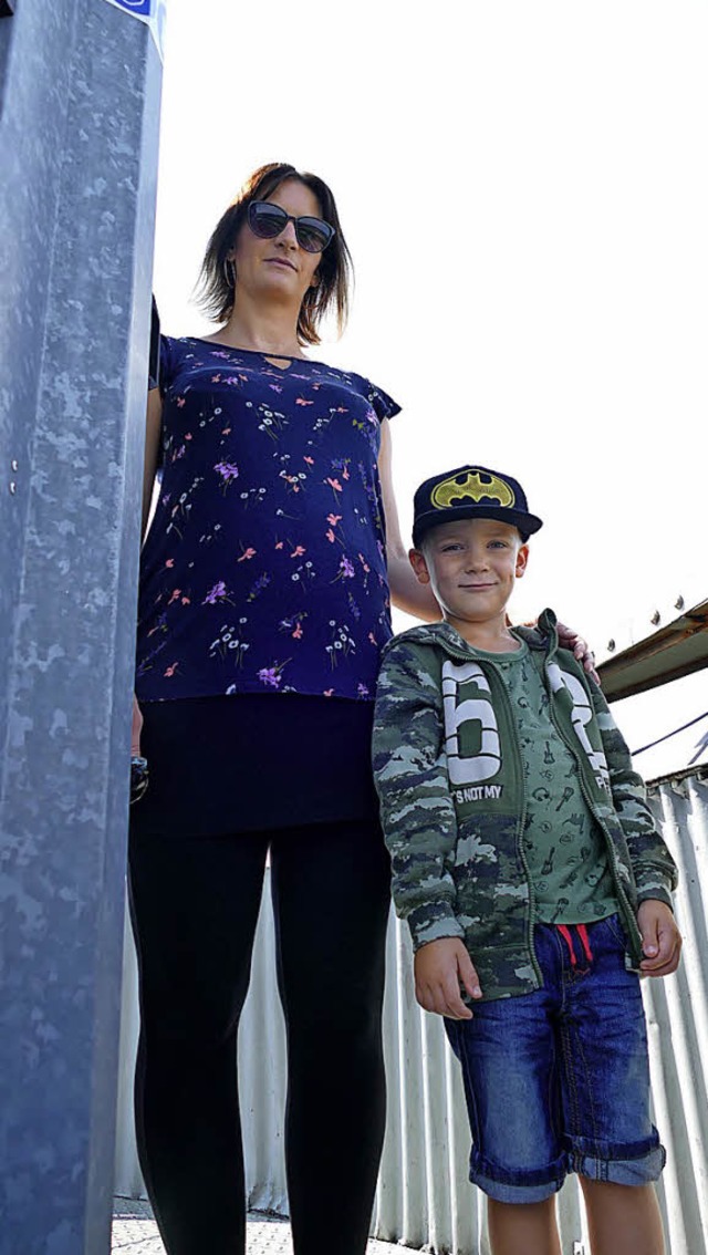 Sabine Huxol und Sohn Levi aus Lbben ...in der Wassertretstelle im Kurgarten.   | Foto: Wendelin Schnitzler