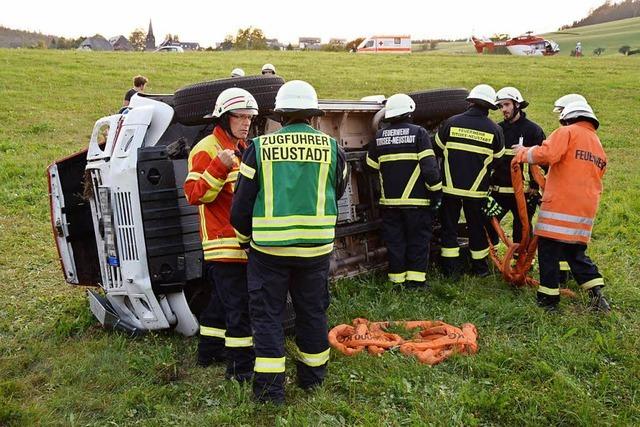 Feuerwehrauto berschlgt sich bei Waldau – drei Verletzte