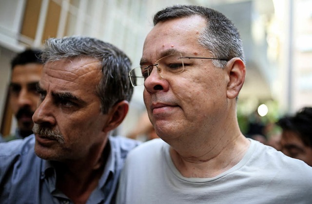 Pastor Andrew Brunson (rechts)  wird v...  vom Gefngnis in sein Haus gebracht.  | Foto: AFP