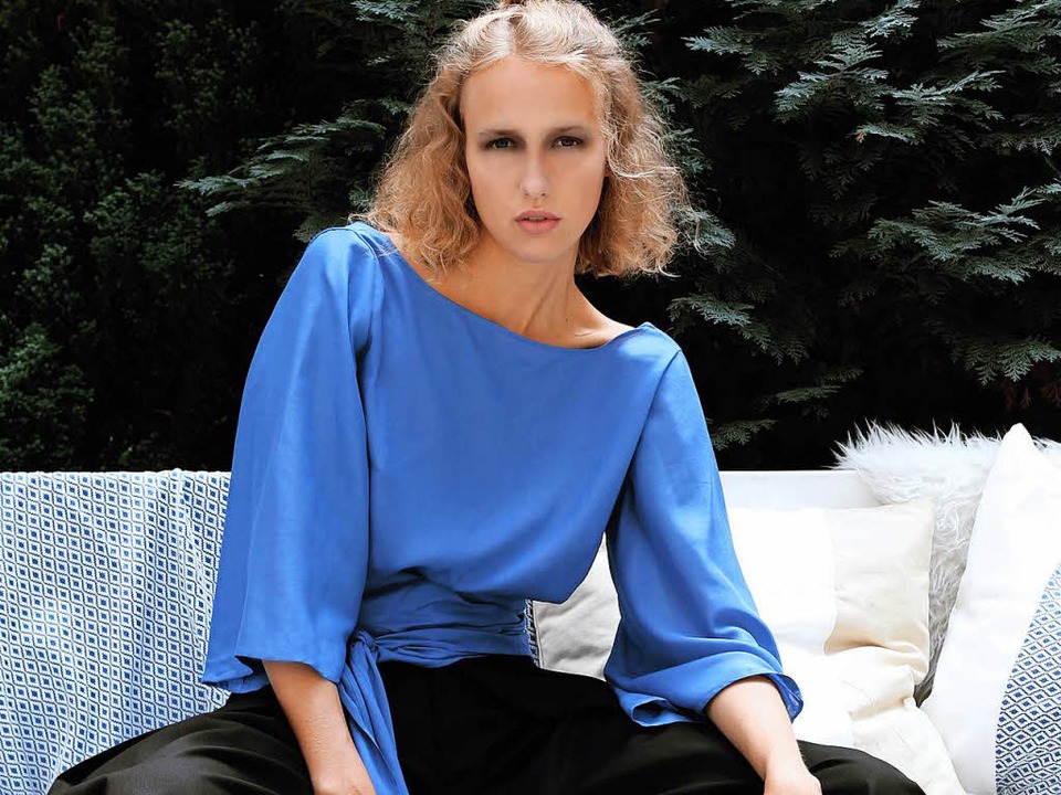 Blaue Bluse aus der neuen Kollektion von Tanja Christiani  | Foto: Susanna Nikulin