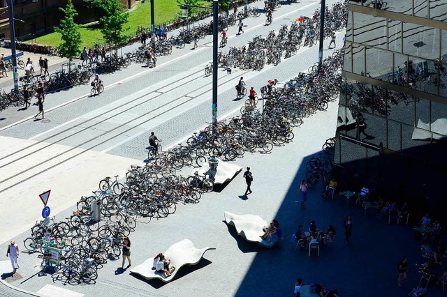 Fahrradchaos vor der Bib.  | Foto: Ingo Schneider