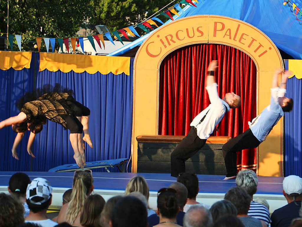 Szenen vom Premiereabend des Circus Paletti in Herbolzheim: Die „Saltinis“ machten den Anfang.
