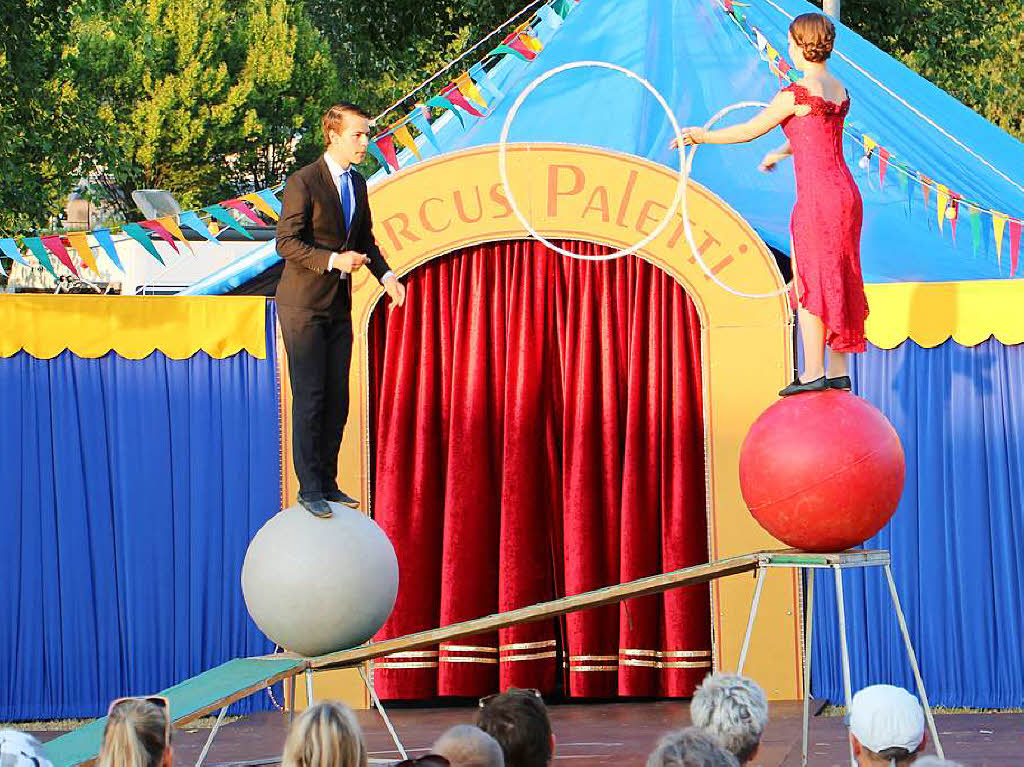 Szenen vom Premiereabend des Circus Paletti in Herbolzheim: Bond und sein Girl brachte nichts aus der Balance.