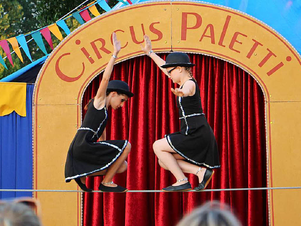 Szenen vom Premiereabend des Circus Paletti in Herbolzheim: Seilakrobatik ist auch auf dem Niedrigseil eine tolle Leistung.