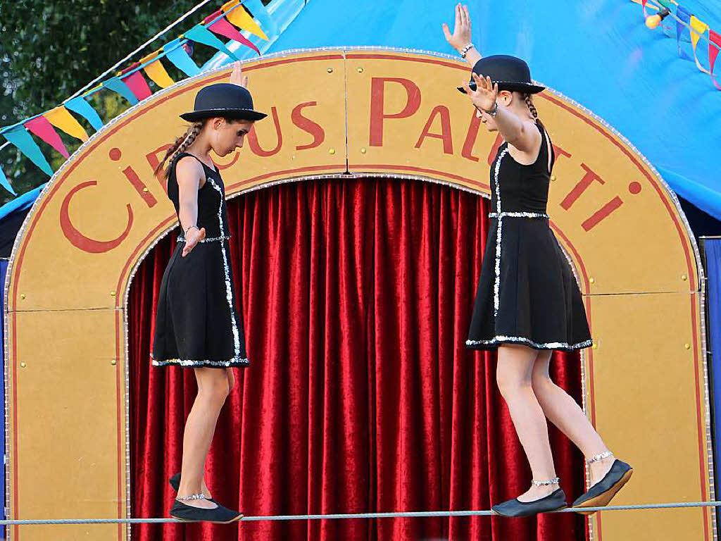 Szenen vom Premiereabend des Circus Paletti in Herbolzheim: Seilakrobatik ist auch auf dem Niedrigseil eine tolle Leistung.