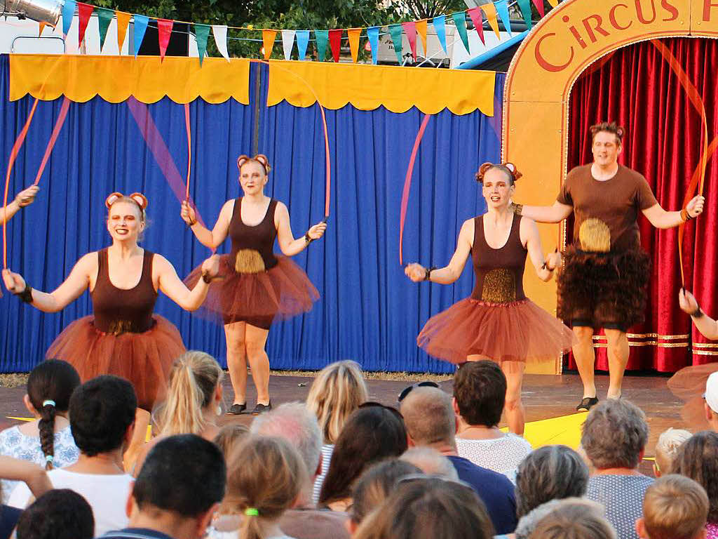 Szenen vom Premiereabend des Circus Paletti in Herbolzheim: Seilspringen in allen Variationen - aber immer gekonnt und atemberaubend schnell.