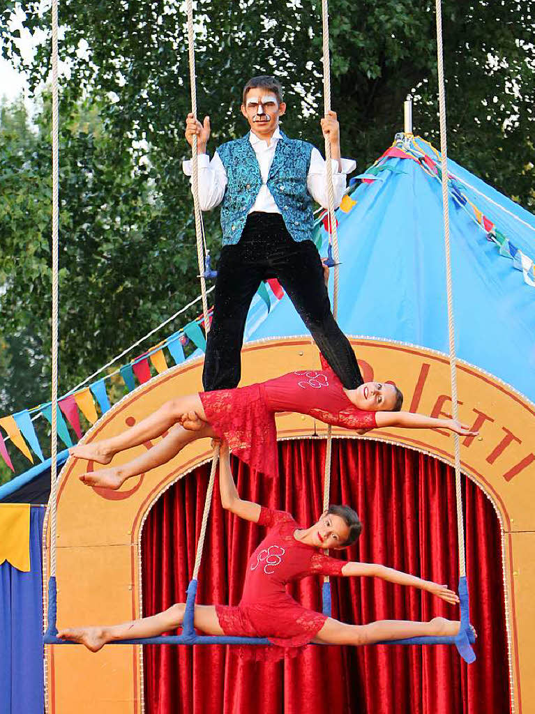 Szenen vom Premiereabend des Circus Paletti in Herbolzheim: Gekonnte Trapeznummer des Nachwuchses.