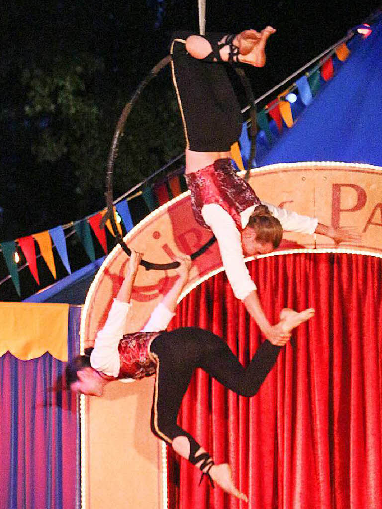 Szenen vom Premiereabend des Circus Paletti in Herbolzheim: Artistik- das ist Knnen und gegenseitiges Vertrauen
