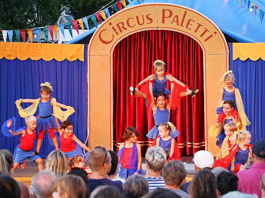 Szenen vom Premiereabend des Circus Paletti in Herbolzheim: Auch der Nachwuchs hat schon einiges zu bieten.