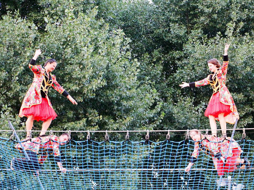 Szenen vom Premiereabend des Circus Paletti in Herbolzheim:  Die hohe Kunst der Artistik auf dem Hochseil.